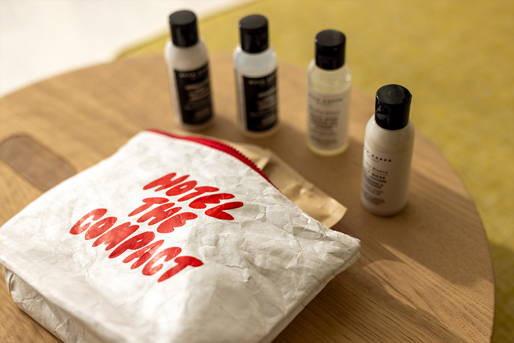 淡路島KAMOME SLOW HOTEL THE COMPACT(カモメースローホテルザコンパクト)のアメティ。SHOGO SEKINEさんのイラストポーチ