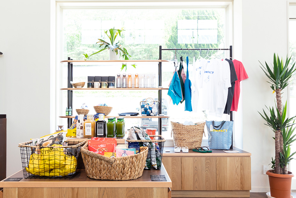 淡路島FrogsFARM KAMOME SLOW HOTEL THE COMPACT(カモメースローホテルザコンパクト)1Fラウンジロビー・ショップ